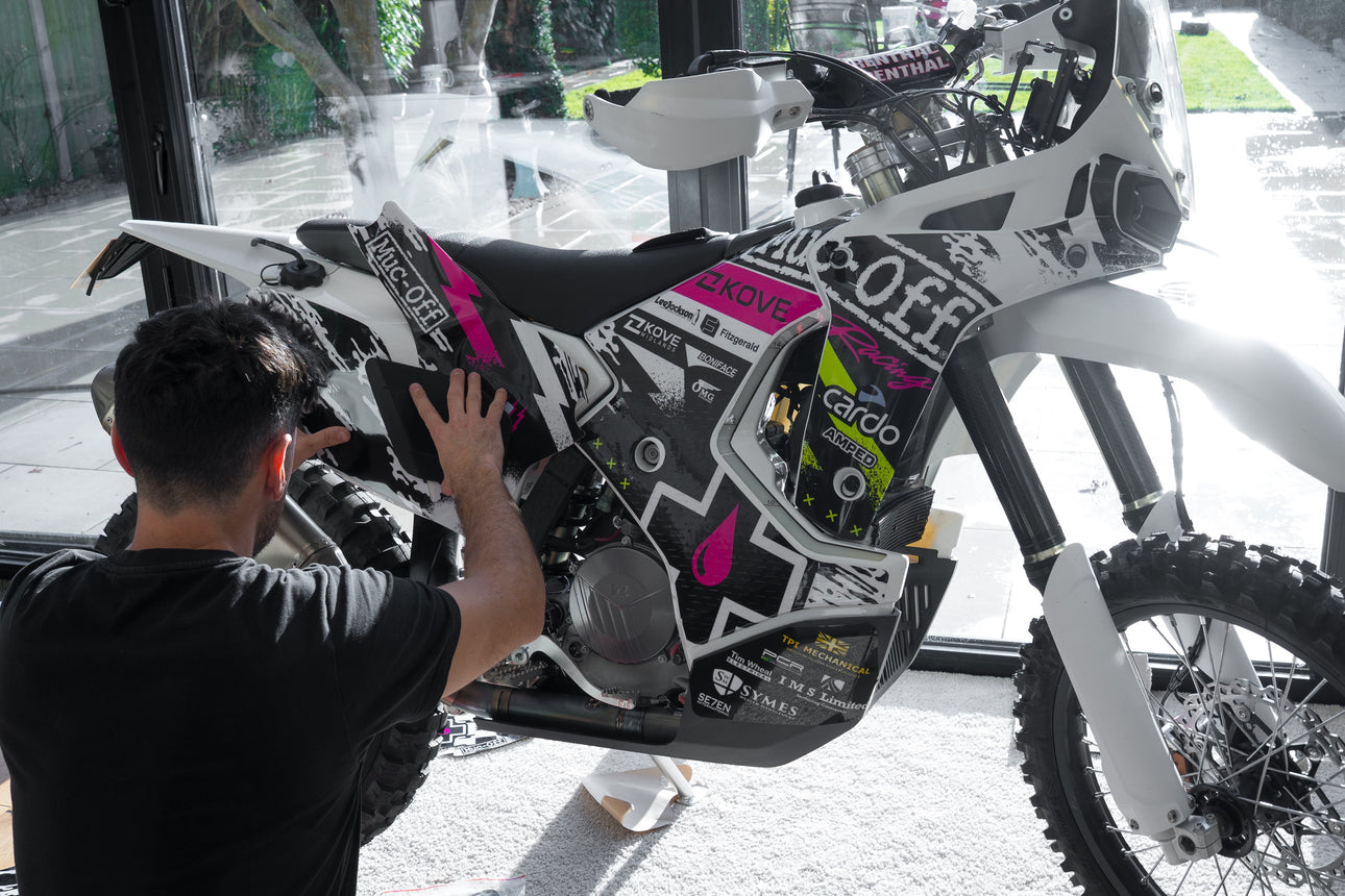 DE LA TT A LAS DUNAS: MUC-OFF RESPALDA LA CANDIDATURA DE JAMES HILLIER PARA EL DAKAR 2026