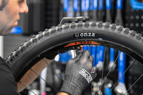 Cómo y cuándo añadir sellador para tubeless