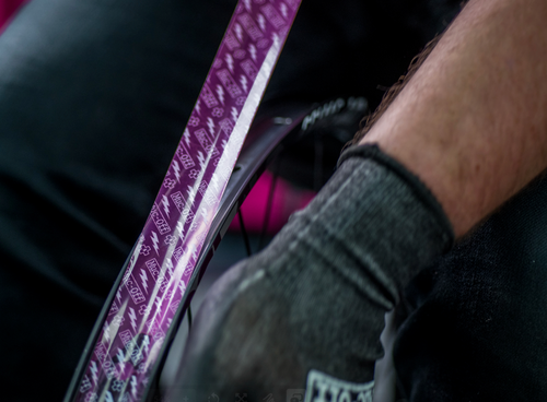 Cómo instalar la cinta para llantas sin cámara