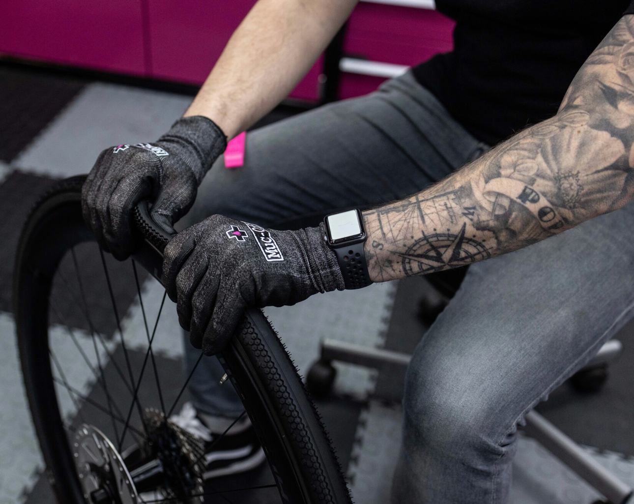 Cómo montar neumáticos sin cámara en una bicicleta de carretera