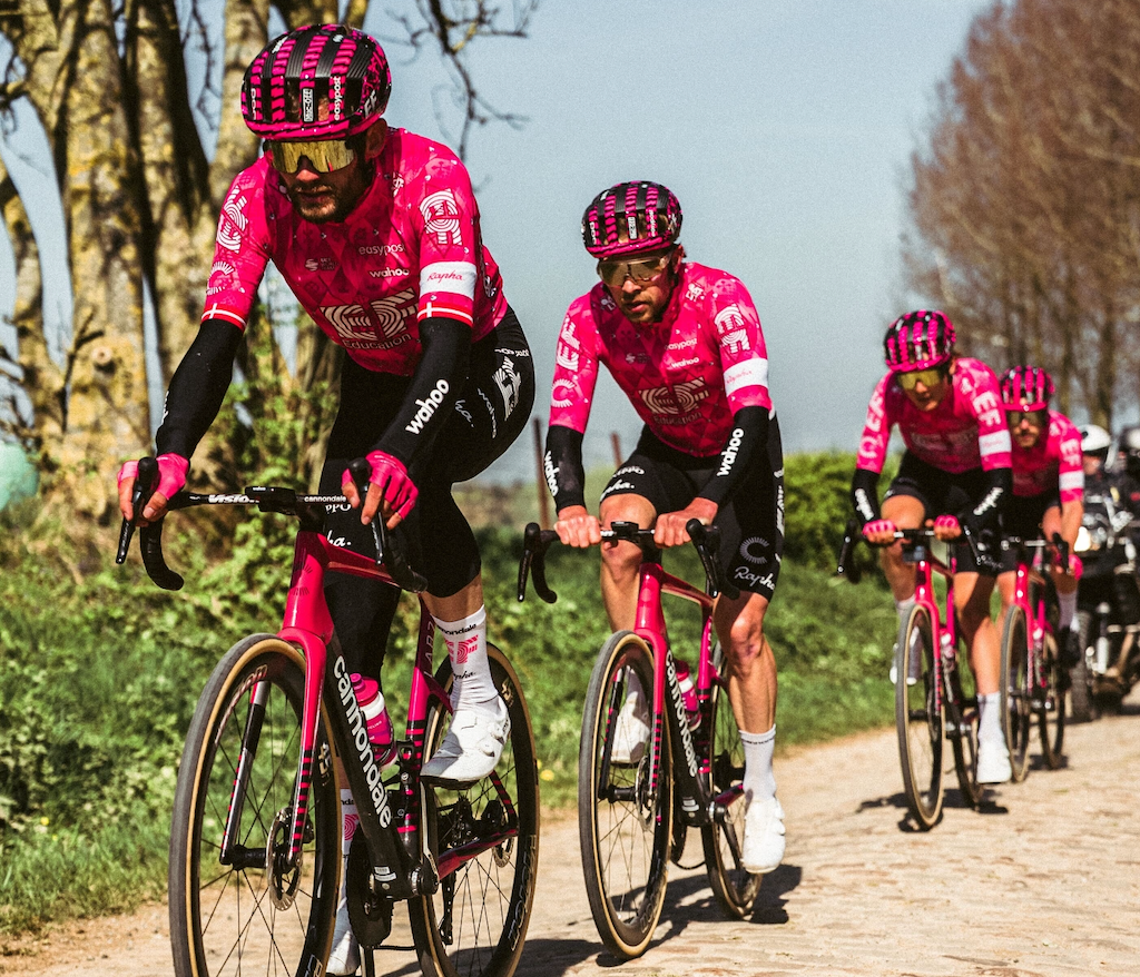 Cascos personalizados Muc-Off X EF Pro Cycling en la París-Roubaix 2025