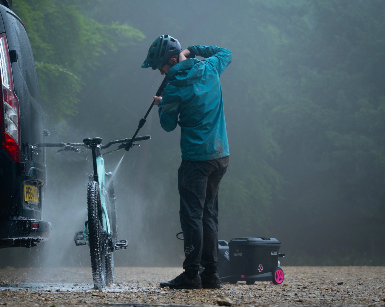 La rutina post-salida de Muc-Off: limpiar, proteger, lubricar y volver a salir.