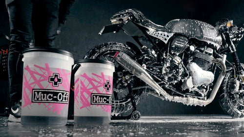 Errores al limpiar tu motocicleta que pueden arruinar la pintura y dañar tu moto