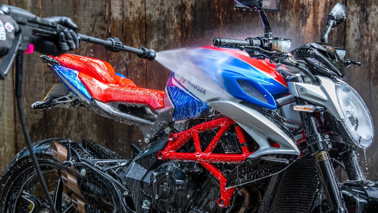 Conduce con fuerza, limpia rápido: cómo utilizar de forma segura una hidrolimpiadora en tu motocicleta